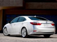 2013 LEXUS 300h: Handsome hybrid