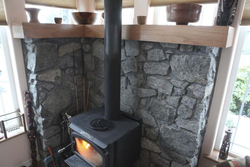 <p>Tony Overman / MCT</p><p>A liberal amount of kitty litter will suck smells out of your fire place, but be sure to remove the litter before firing it back up.</p>