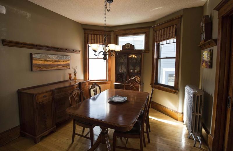 <p>PHOTOS BY MIKE DEAL / WINNIPEG FREE PRESS</p><p>The dining room with unique windows.</p></p>