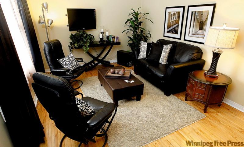 Living room at 1329 Edderton.