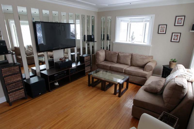 <p>BORIS MINKEVICH / WINNIPEG FREE PRESS</p><p>This home at 79 Gauvin St. includes a living room with original maple hardwood floors, gorgeous crown moulding on the ceiling and two big bay windows.</p>