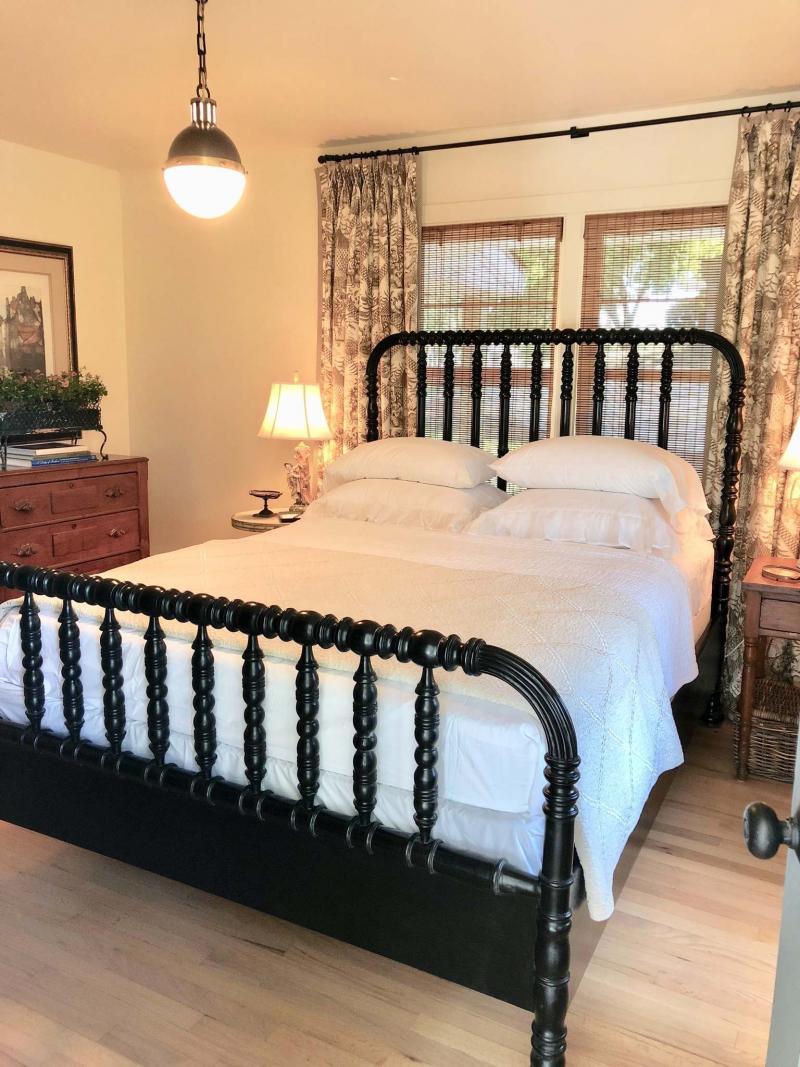 <p>A bed frame that looks like a classic Jenny Lind bed was used in this classic-feeling room.</p>