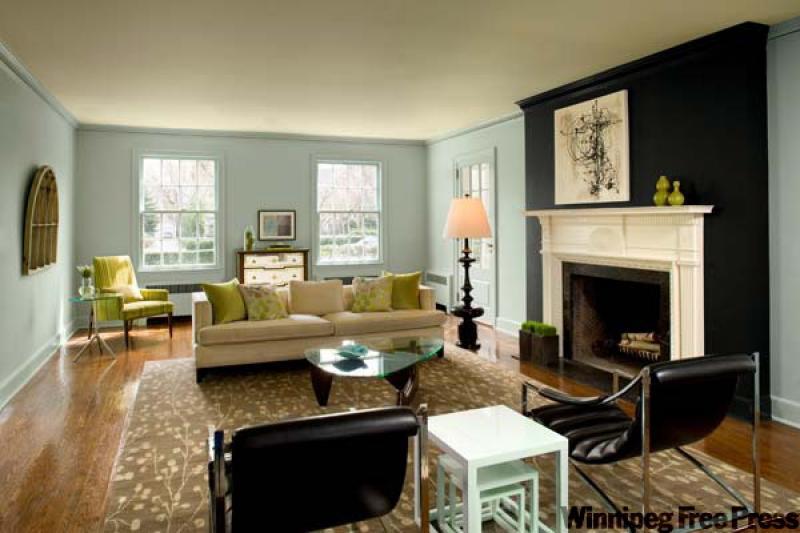The black feature wall makes the black leather chairs relavent to the space.
