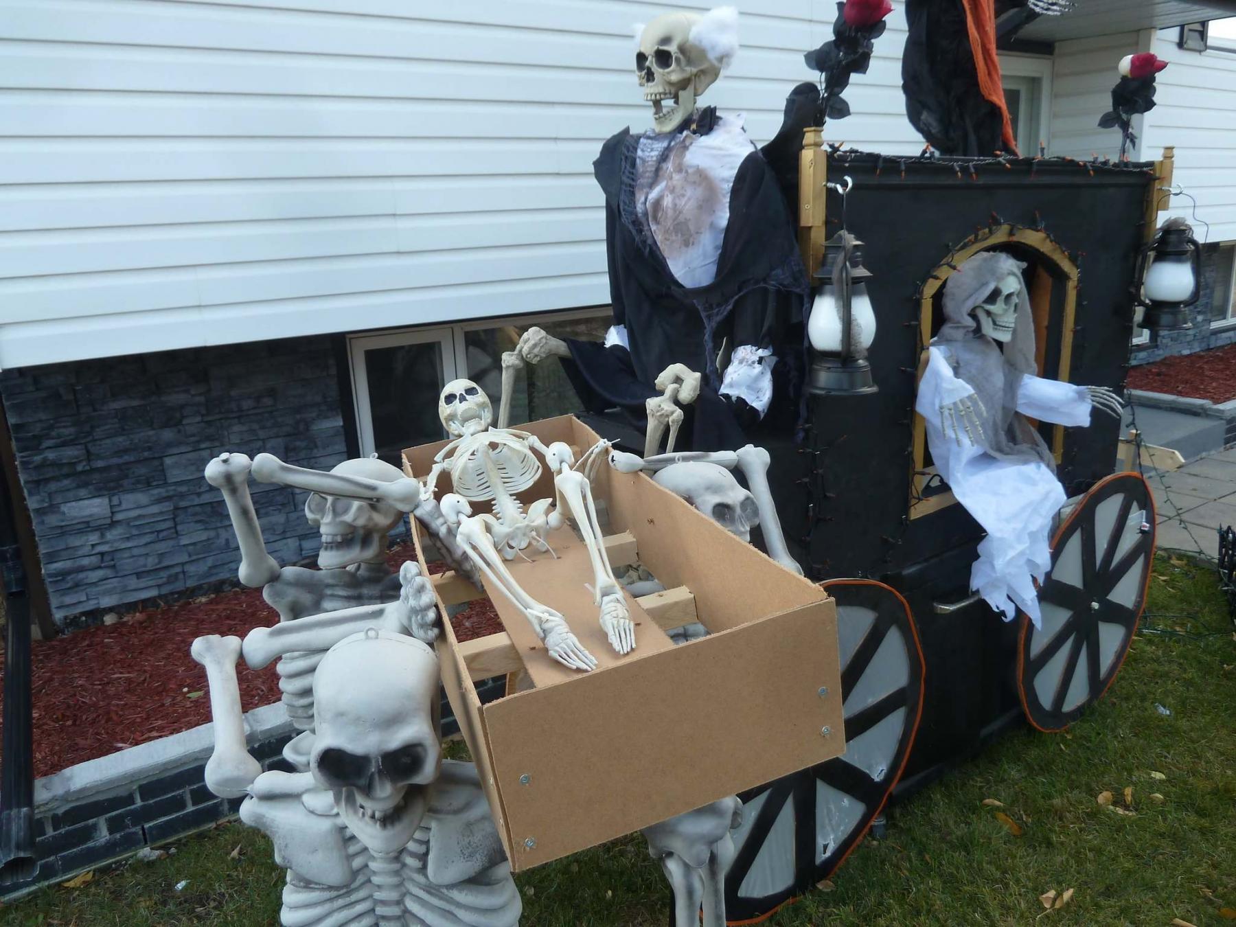 <p>Laurie Mustard / Winnipeg Free Press</p><p>Mustard enjoys taking his friends out for long walks around the neighbourhood. </p>