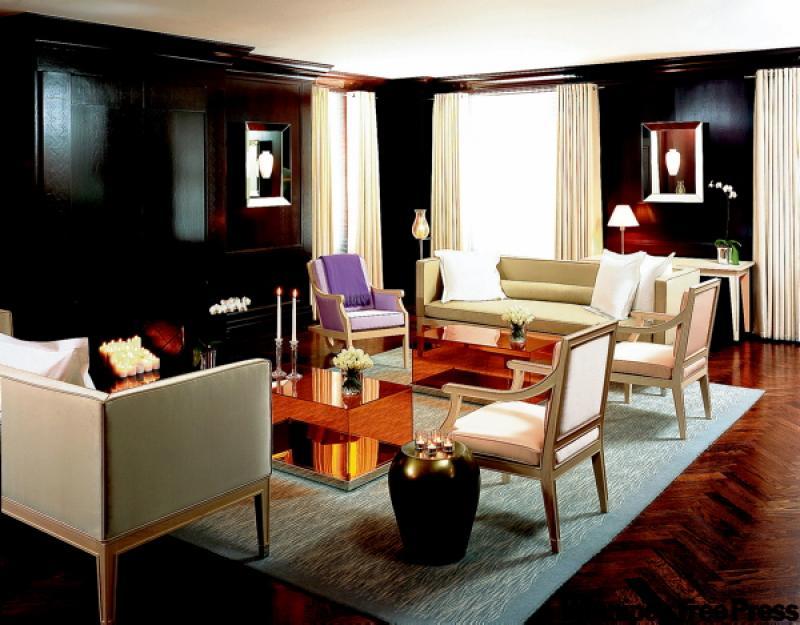 Modern meets traditional and light balances dark in this sitting room.