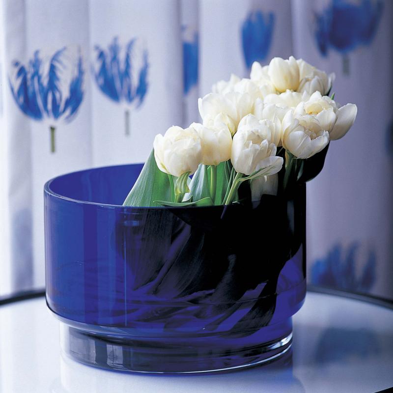 <p>courtesy of ibulb.org</p><p>Fresh-cut flowers are a great gift alternative, as they brighten the home over the holidays.</p>