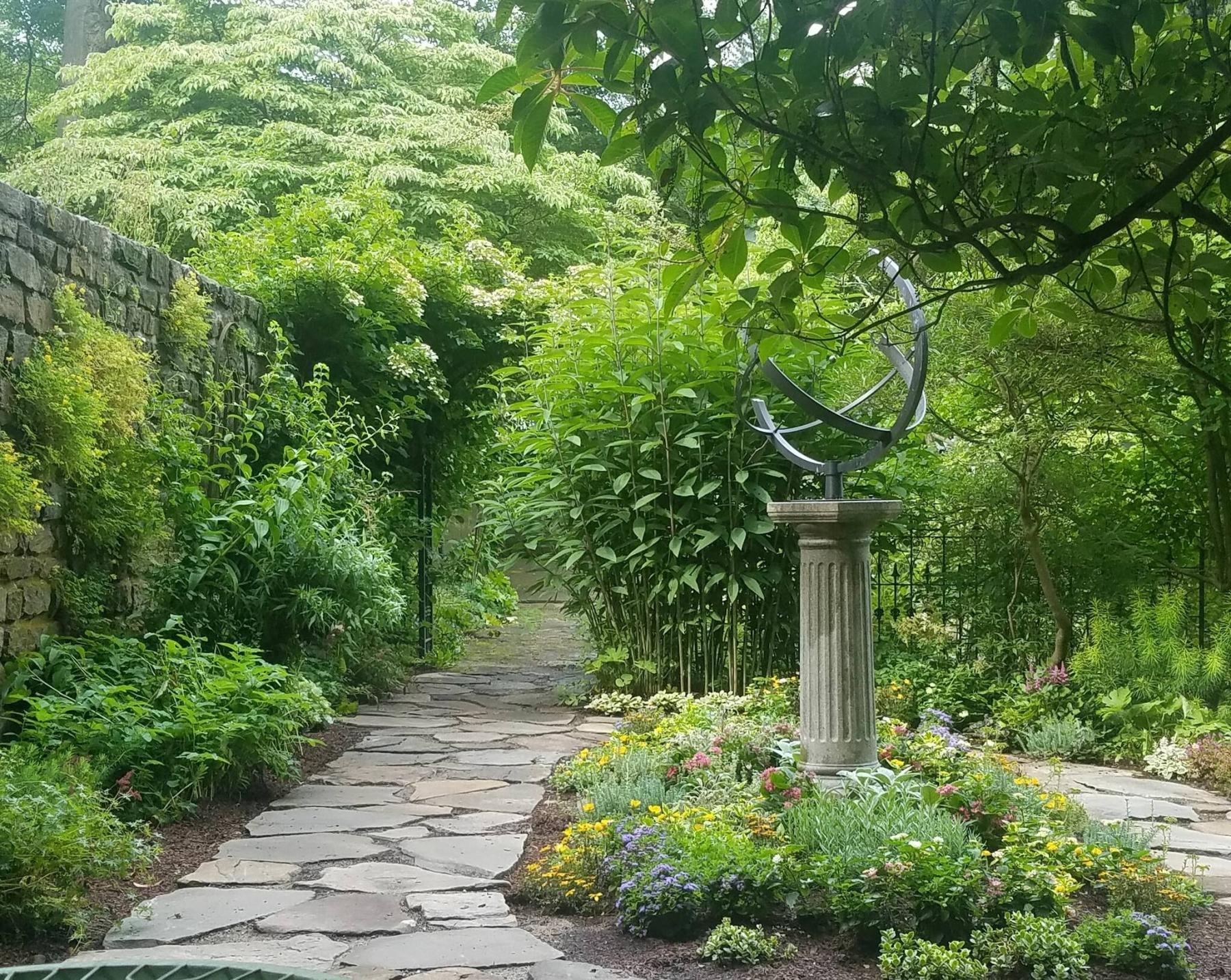  <p>Floratopia</p>
                                <p>In her beautifully illustrated book, Floratopia, garden designer Jan Johnsen shares creative ideas for designing your yard, patio or balcony. </p> 