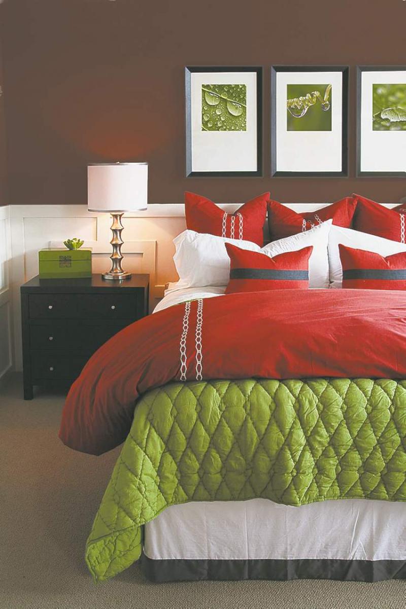 The very dark and rich colour on the upper portion of the walls (CIL's classic liberty red) provides an intense depth of colour, which will nurture and cocoon this bedroomâs occupants.