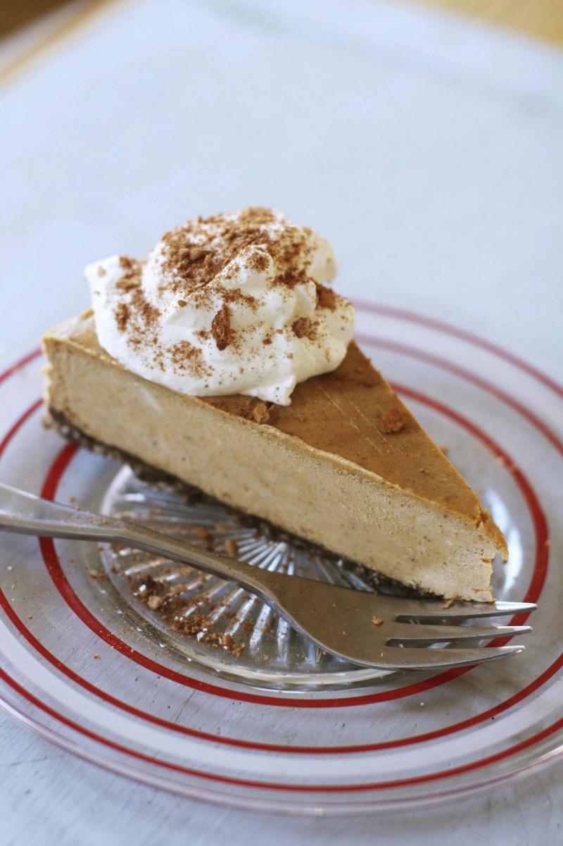 <p>Partially freeze your cheesecake for professional-looking slices. (Matthew Mead / Associated Press files)</p>
