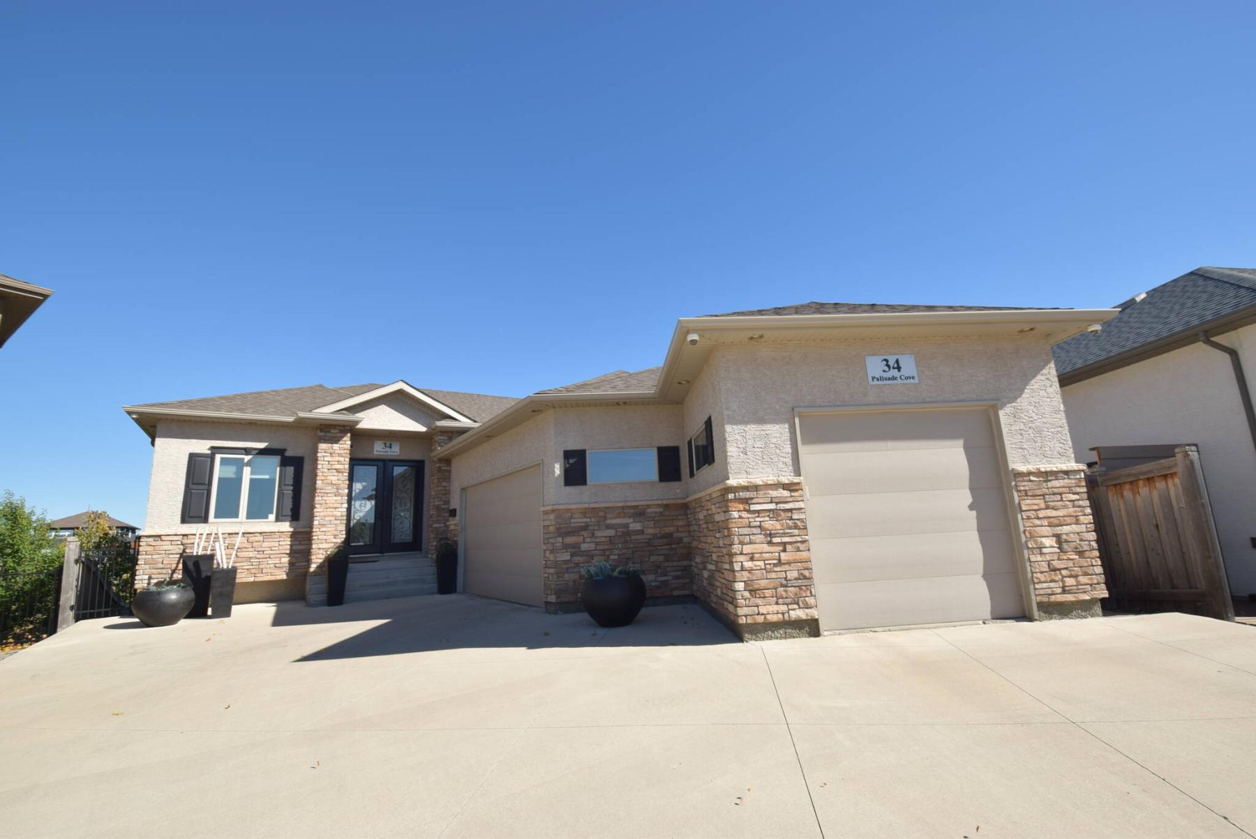  <p>TODD LEWYS / FREE PRESS</p>
                                <p>Situated on a quiet cul-de-sac, the 2,046-sq.-ft. walk-out bungalow backs on to a lovely lake surrounded by lush wetlands.</p> 