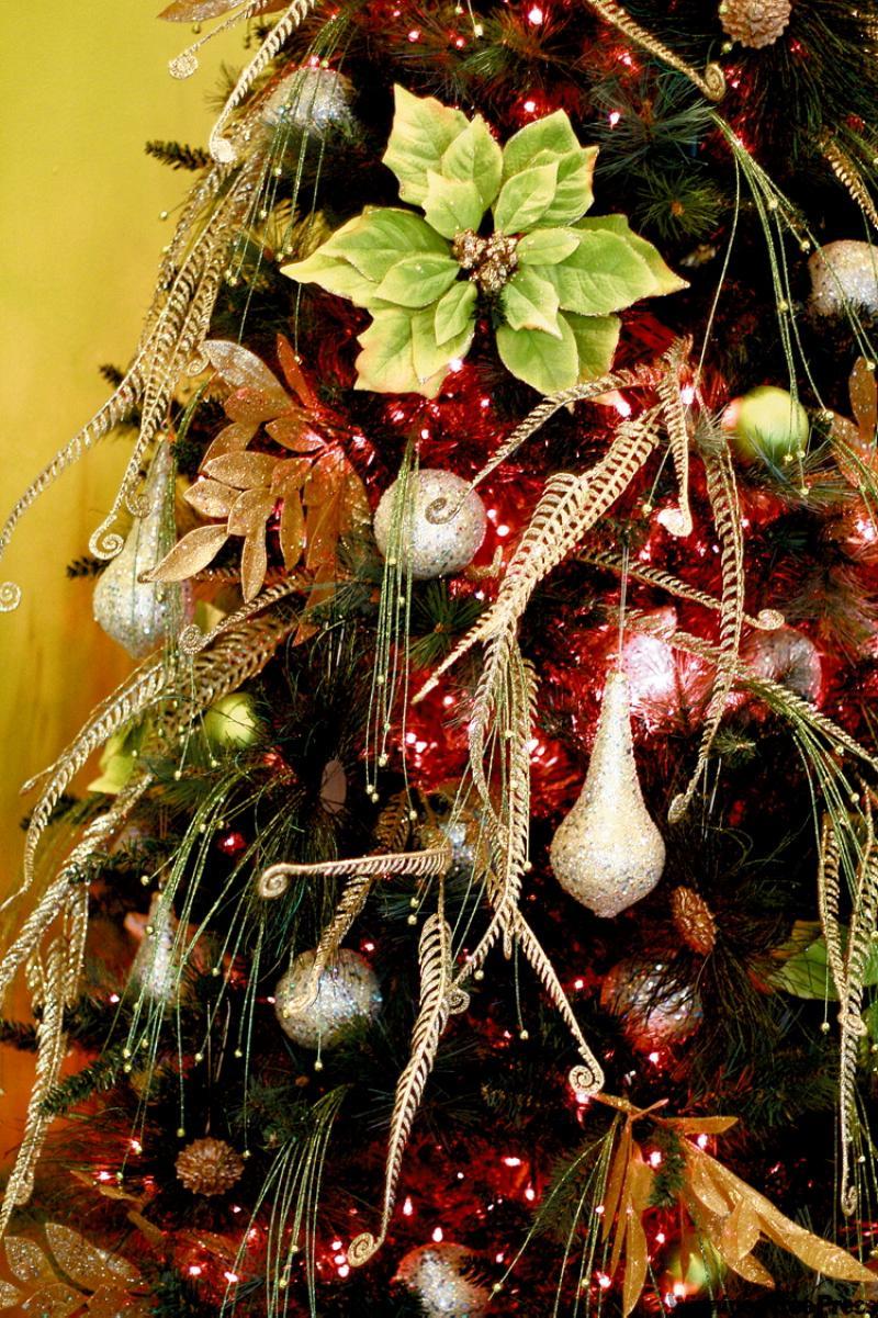 This captivating Christmas tree evokes the brilliance of a garden in winter.