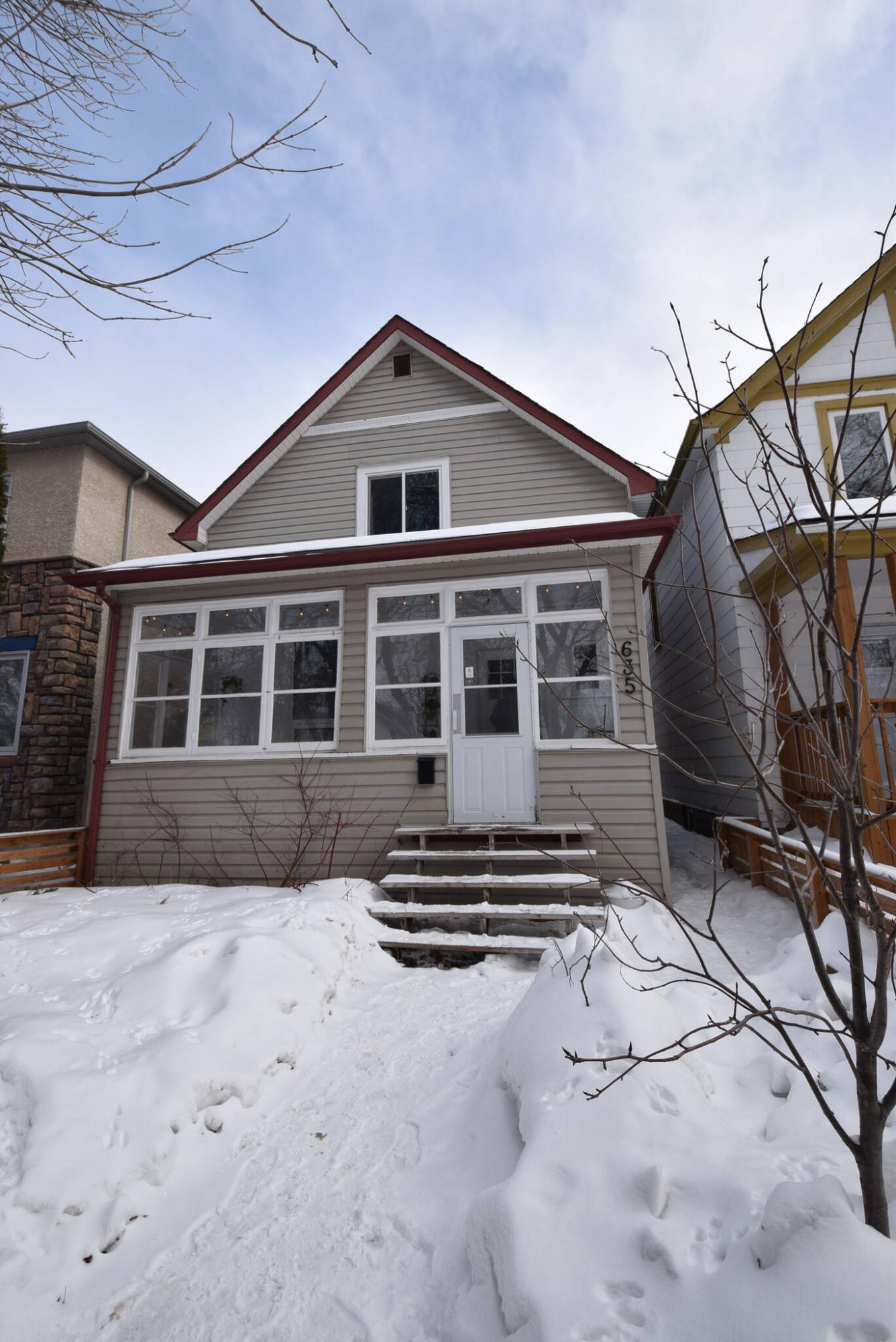  <p>TODD LEWYS / FREE PRESS</p>
                                <p>Families will love the West End home&rsquo;s wonderful blend of modern functionality and timeless styling.</p> 