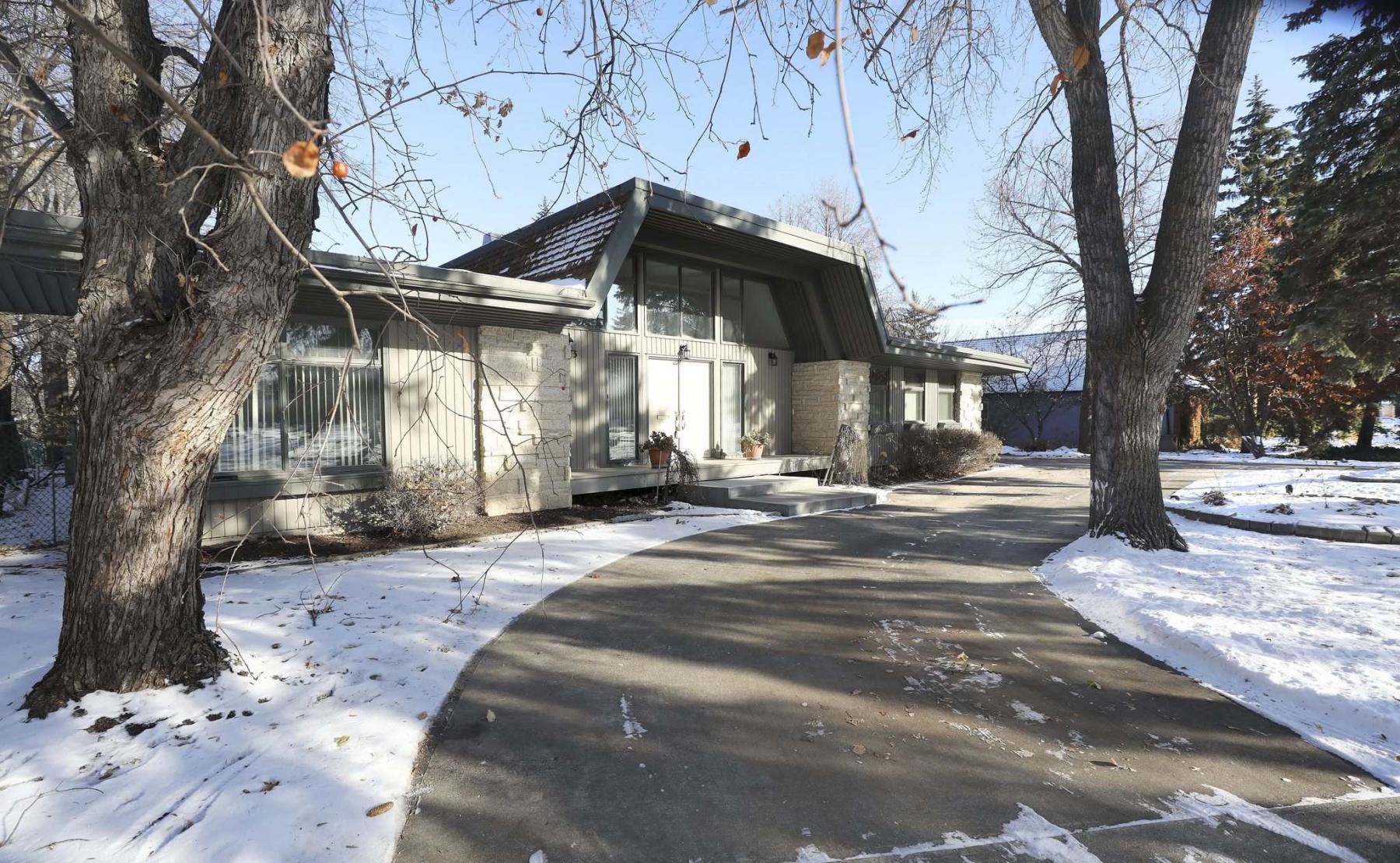 <p>PHOTOS By RUTH BONNEVILLE / WINNIPEG FREE PRESS</p><p>A circular driveway greets visitors to the deceptively large 1971-built home on Southboine Drive.</p>