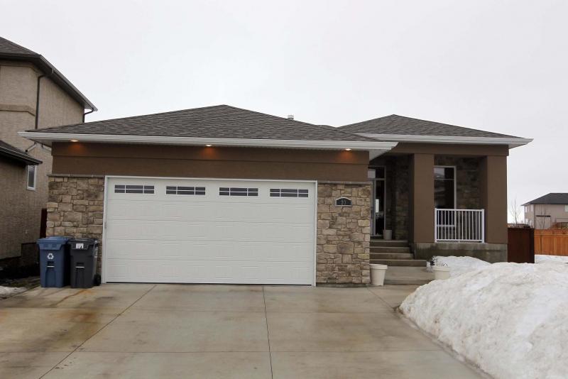 <p>BORIS MINKEVICH / WINNIPEG FREE PRESSHOMES - 23 Wavecrest Cove. Exterior. Photo taken March 08, 2016</p>