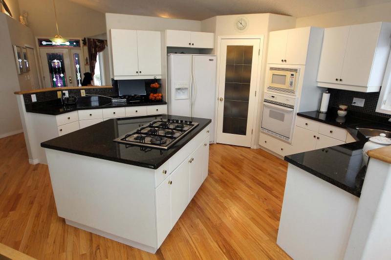<p>BORIS MINKEVICH / WINNIPEG FREE PRESS</p><p>This open-concept kitchen is the heart of 124 Vanderbilt Dr.</p></p>