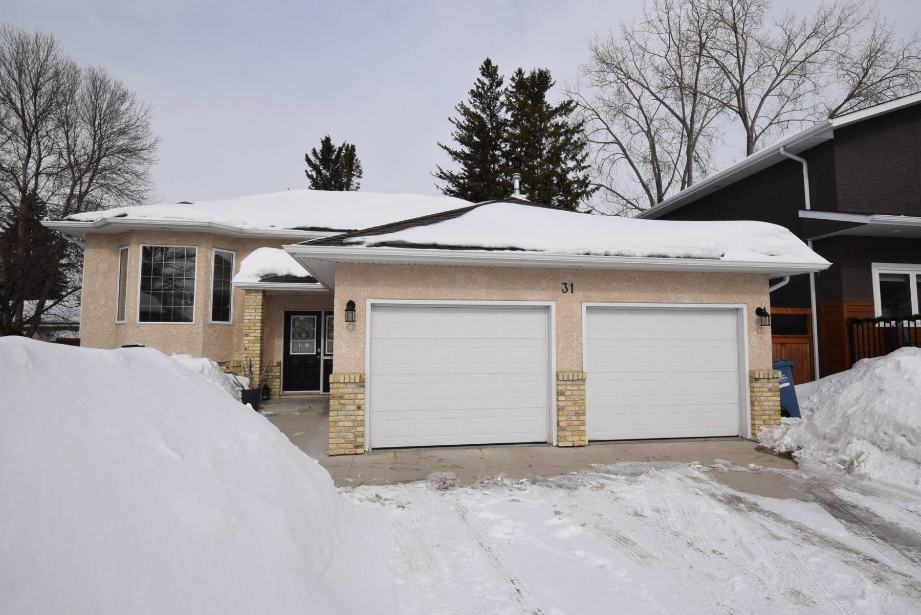 <p>Photos by Todd Lewys / Winnipeg Free Press</p><p>Custom built in 2000, the immaculate, move-in-ready bi-level is situated in a quiet, mature pocket of St. Vital&rsquo;s Bright Oaks neighbourhood.</p>