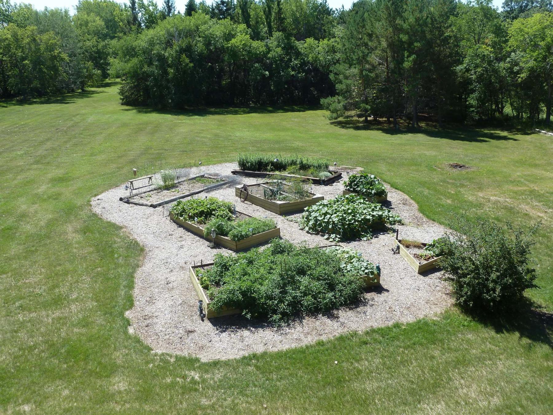 <p>This gardener&rsquo;s raised beds are arranged like splotches of paint on an artist&rsquo;s palette, an homage to a friend who helped fund the construction.</p>