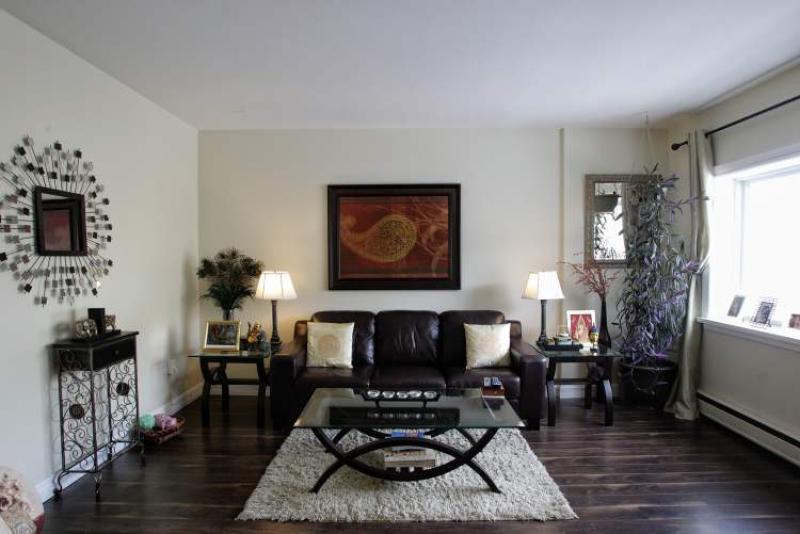 Both the floor plan and decor are contemporary, welcome features for a young professional looking for a bit of style.