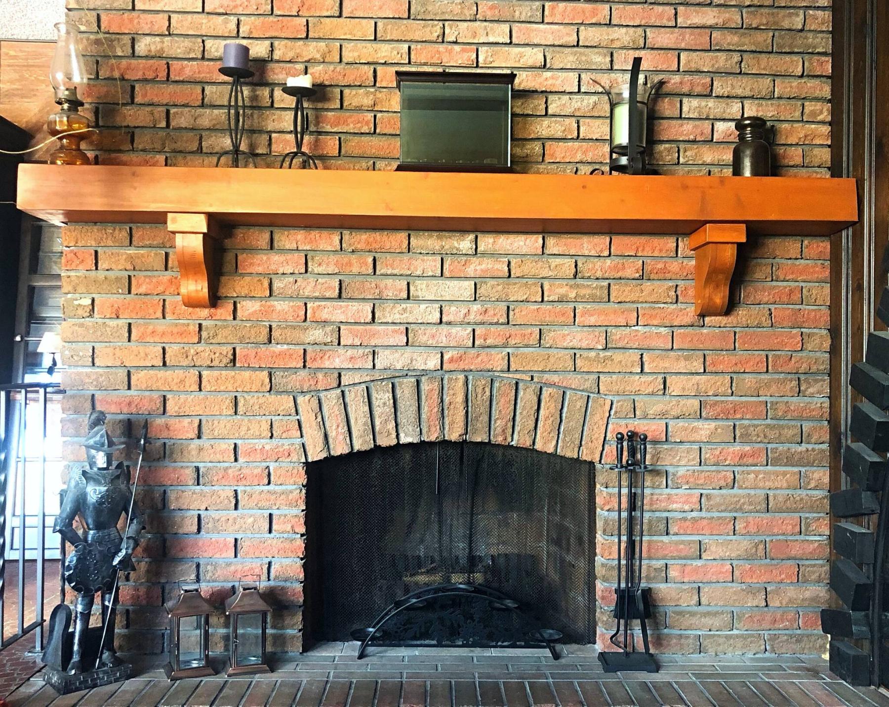  <p>Willy Williamson / Winnipeg Free Press</p>
                                <p>This fireplace is missing its Christmas stockings, but they will be hung with care soon.</p> 