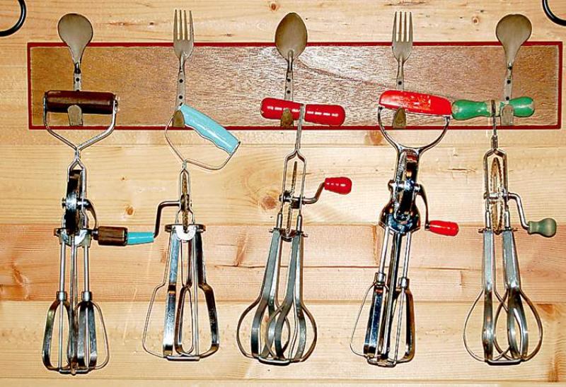 Old cutlery can be used to make a display rack.
