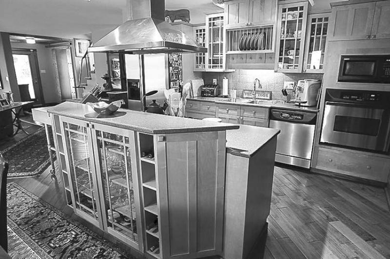 kitchen -Resale Homes ï¿½ï¿½ï¿½ 504 Oxford ST -todd lewys  story  KEN GIGLIOTTI / JULY 9 2013 / WINNIPEG FREE PRESS