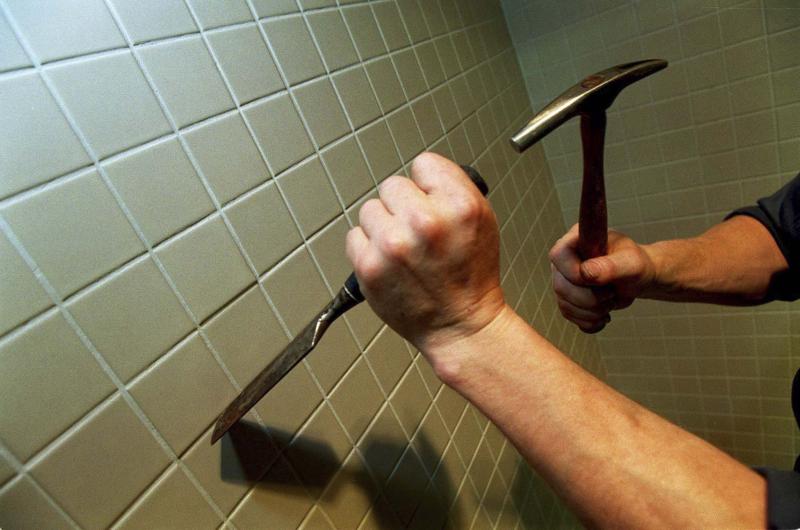 <p>Jeff De Booy / Winnipeg Free Press files</p><p>Removing white grout that has yellowed and replacing it with a different brand or product may be the only solution to this cosmetic issue. </p>