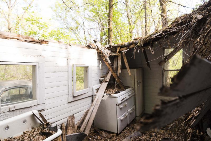 <p>Laurie Mustard / Winnipeg Free Press Files</p><p>With maintenance done in decades, the roof collapsed on this old farm gave way.</p></p>