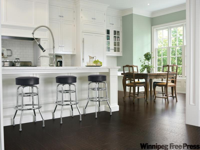 The leather is placed on a cork underlay, making the surface very comfortable to move about on. 