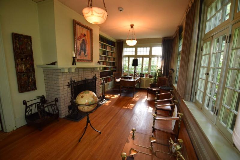 <p>Todd Lewys / Winnipeg Free Press</p><p>Surrounded by windows, the den is a bright yet warm space that shares a wood-birning fireplace with the adjacent sitting room.</p>