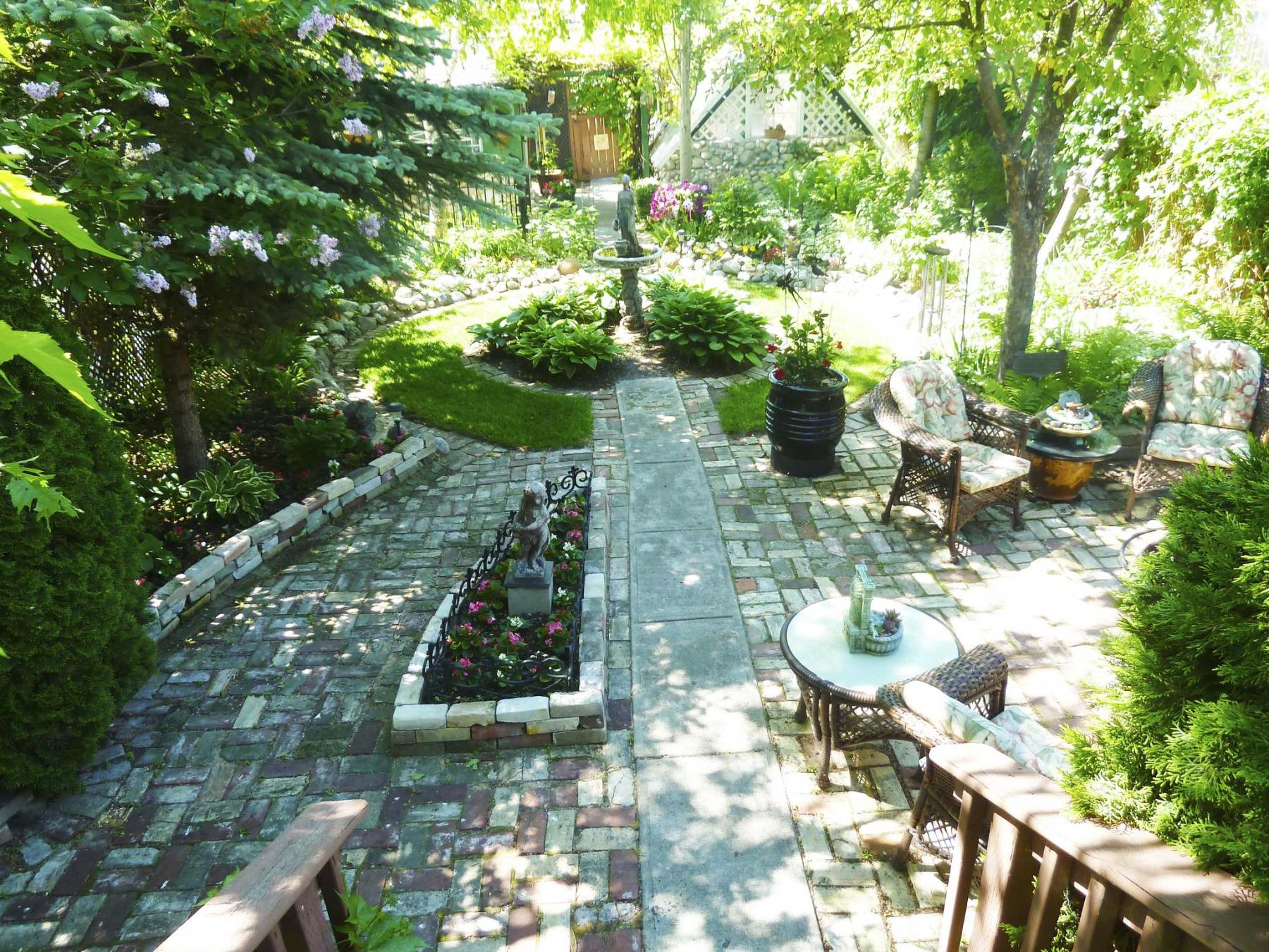 <p>Photos by Laurie Mustard / Winnipeg Free Press</p><p>Alan Shepard&rsquo;s stunning yard &mdash; bricks, sand, blood, sweat, and finally CHEERS!</p>