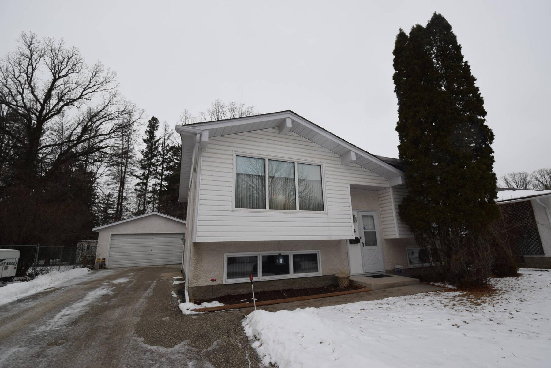  <p>Todd Lewys / Winnipeg Free Press</p>
                                <p>Situated on a quiet crescent on a mature lot, this tidy bi-level offers young families a solid, affordable home.</p> 