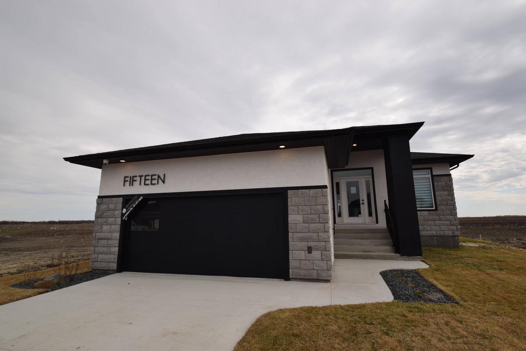  <p>The Capilano blends beautifully into its countrified surroundings, with an exterior finished with stone cladding, acrylic stucco, and a black garage door and pillar for good measure.</p> 