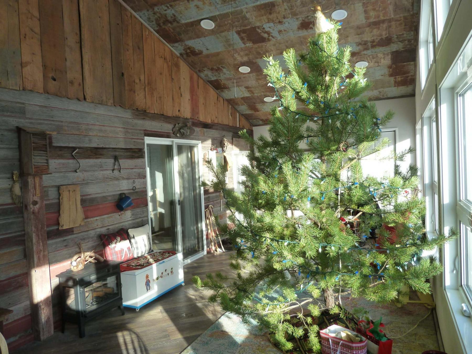 <p>Laurie Mustard / Winnipeg Free Press</p><p>Rustic repurposing abounds in this recently built sunroom. </p>
