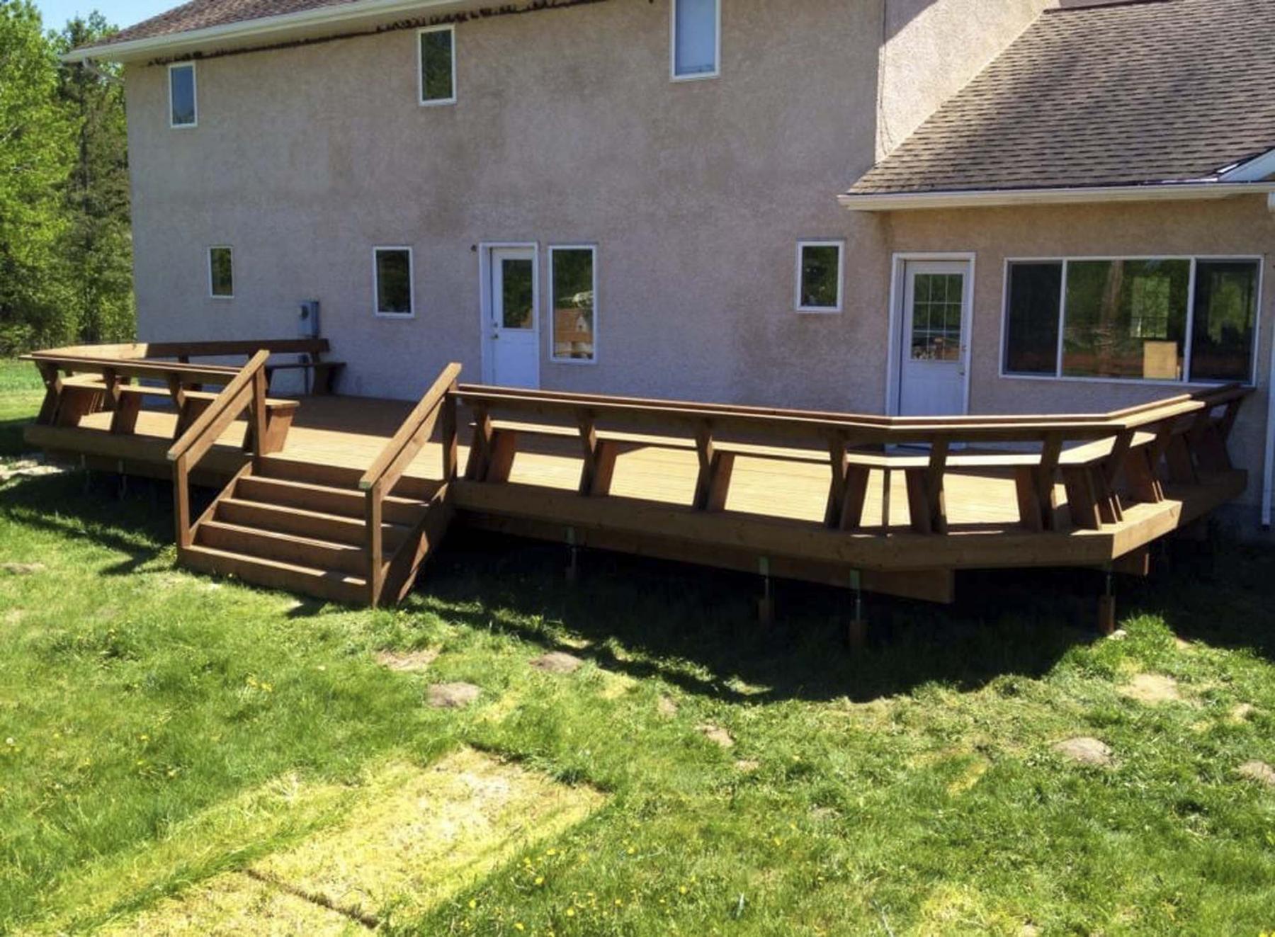 <p>photos by Marc LaBossiere / Winnipeg Free Press</p><p>The continuous perimeter bench makes this deck unique. </p></p>
