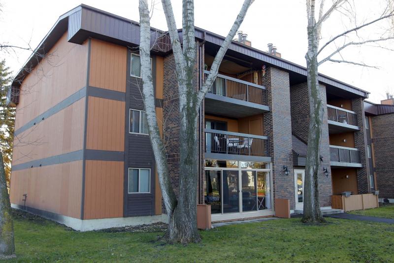 <p>BORIS MINKEVICH / WINNIPEG FREE PRESS</p><p>River Park South's Paddington Green condominiums can be had for less than $200,000.</p>