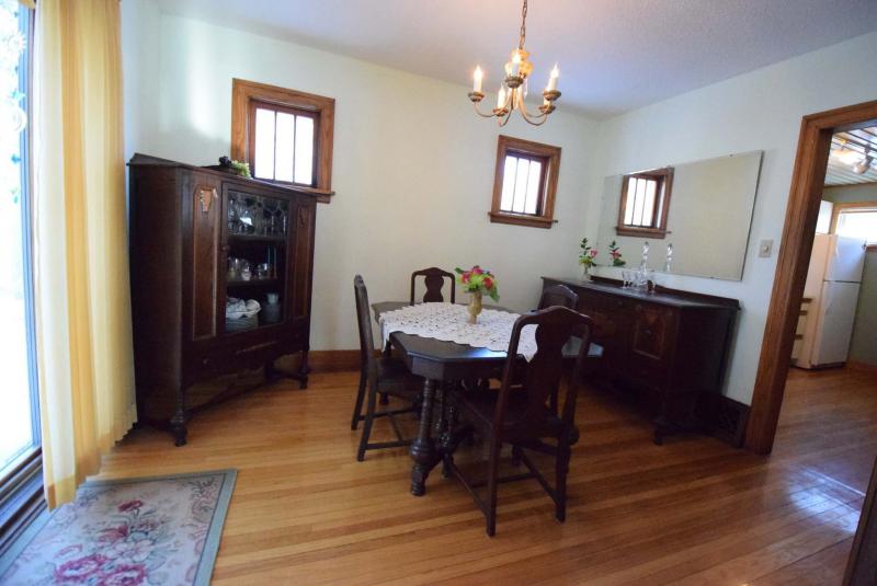 <p>Perfect for entertaining, the dining room is linked seamlessly to the kitchen by a wide doorway, while sliding doors lead to a backyard deck.</p>