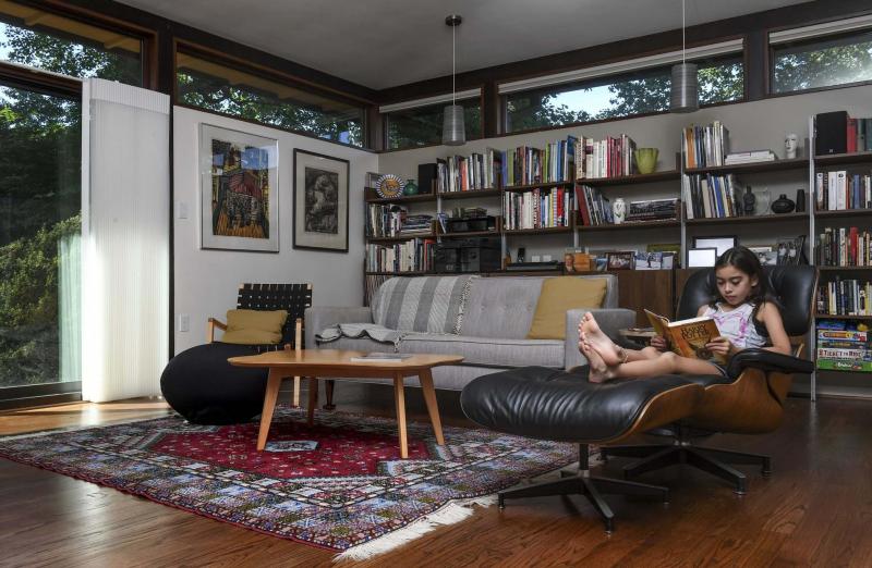 <p>Julia Reiskin reads a book the den. MUST CREDIT: Washington Post photo by Toni L. Sandys.</p>