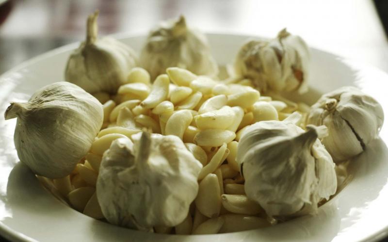 <p>Grant Black / Calgary Herald Files</p><p>Garlic is a flavourful addition to recipes, but often sprouts when improperly kept.</p></p>