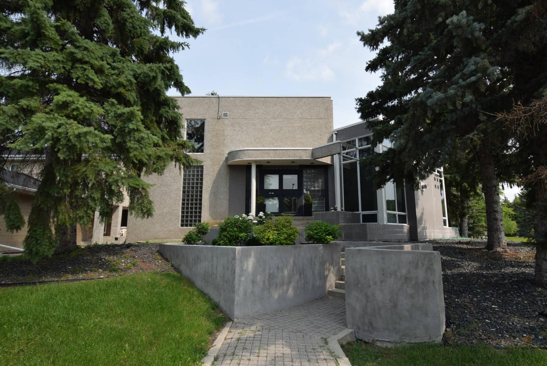  <p>The unique two-storey home features a forward-thinking design that endows it with a timeless elegance from start to finish. (Todd Lewys / Free Press)</p> 