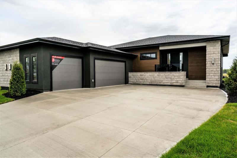<p>Todd Lewys / Winnipeg Free Press</p><p>The home's exterior features tyndall stone detailing and mocha-tinted cultured stone trim.</p>