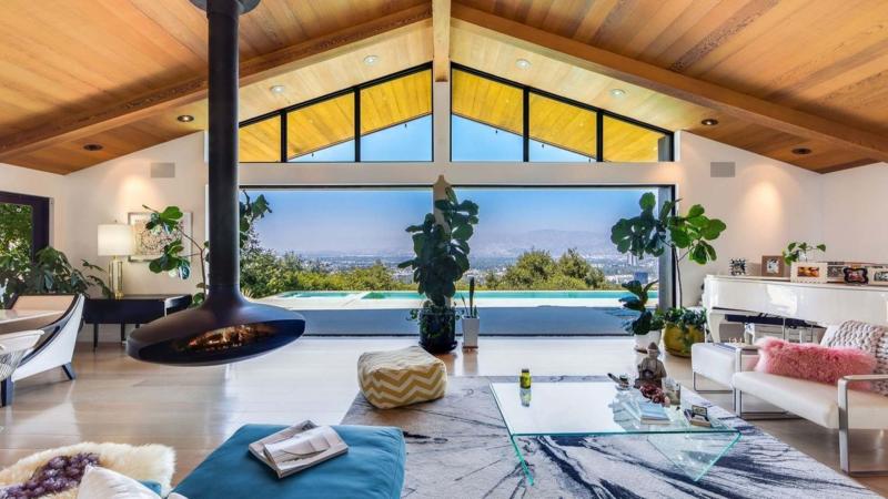 <p>supplied</p><p>Jennie Garth of Beverly Hills, 90210 fame has sold her extensively renovated home in Studio City for around US$4.48 million.</p>