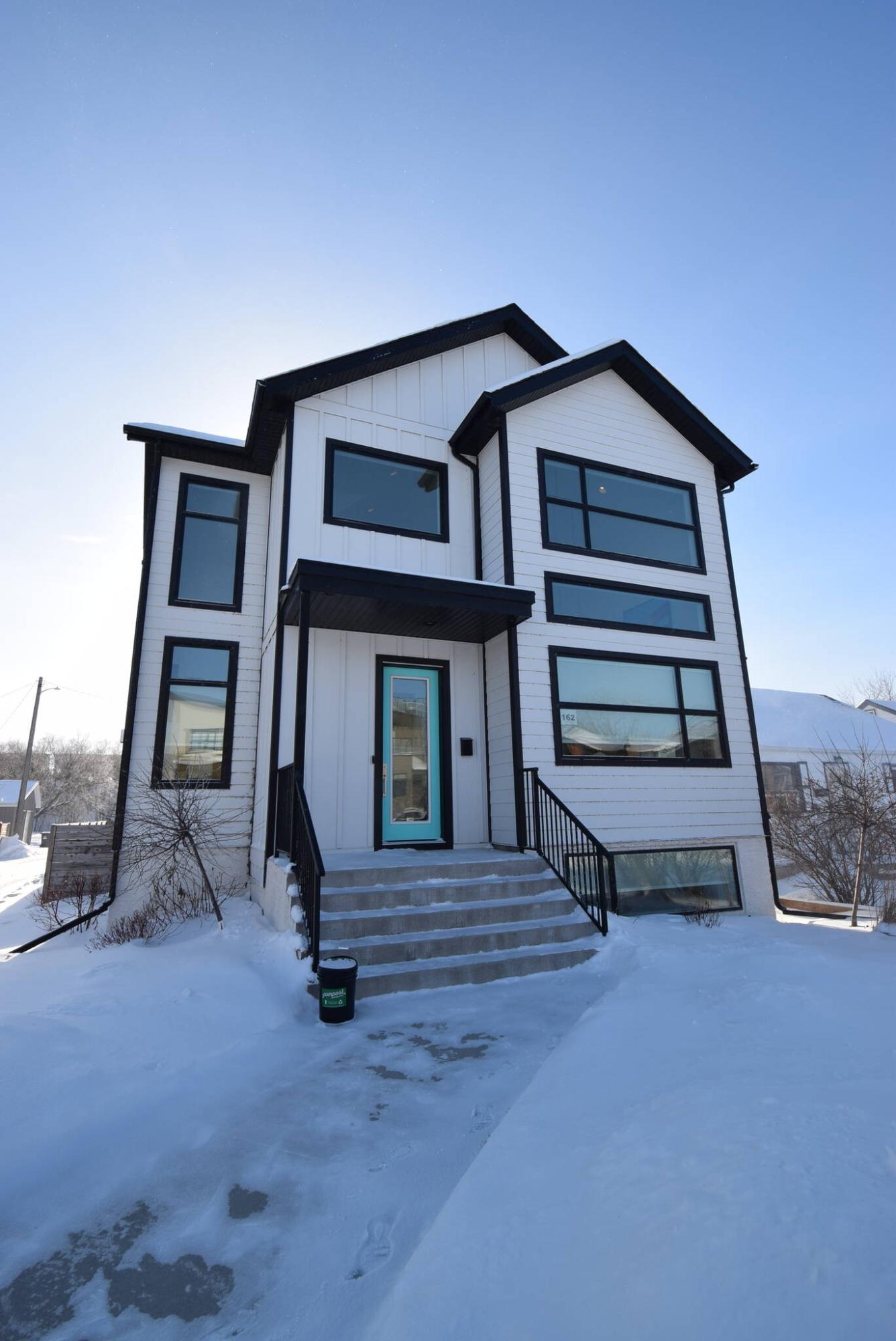  <p>Situated on a 40-foot by 122-foot infill lot, the six-year-old two-storey home features a spectacular yet practical design from top to bottom.</p> 