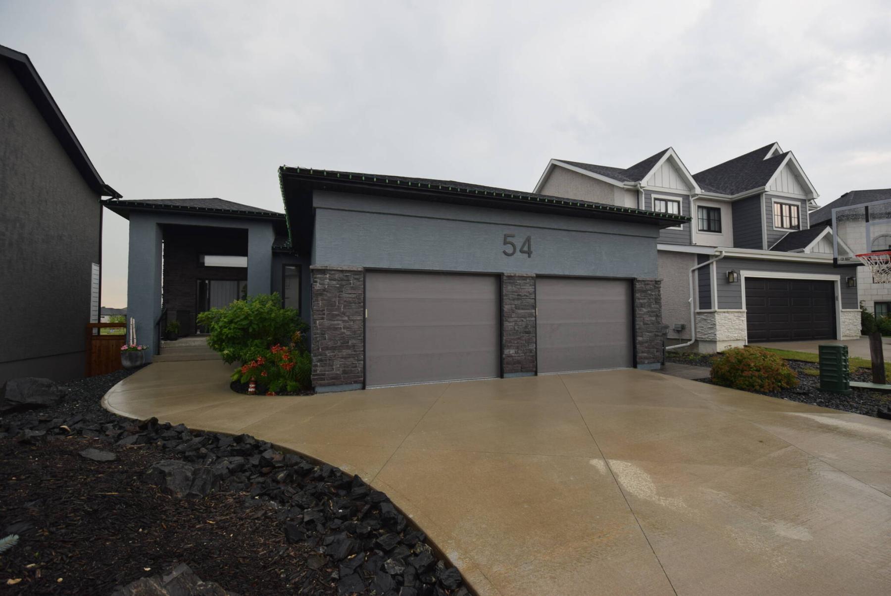  <p>This sprawling walk-out bungalow at 54 Camira Way offers over 3,000 sq. ft. of intelligently designed &mdash; and beautifully finished &mdash; space between its upper and lower levels.</p> 