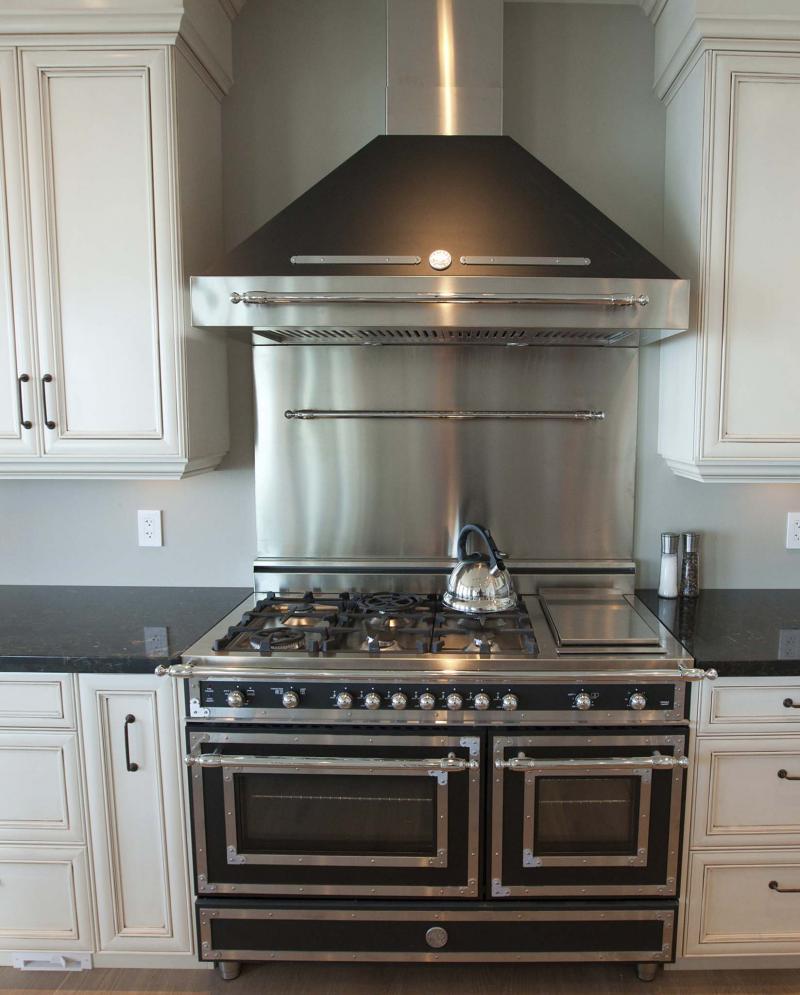 <p>ARNOLD LIM / TIMES COLONIST FILES</p><p>A coating of car wax helps keep your stove shiny as new.</p>