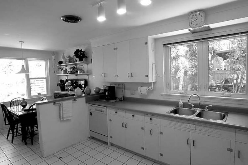 25 Mager Drive in St Vital-Kitchen- see Todd Lewys story- May 14, 2012   (JOE BRYKSA / WINNIPEG FREE PRESS)