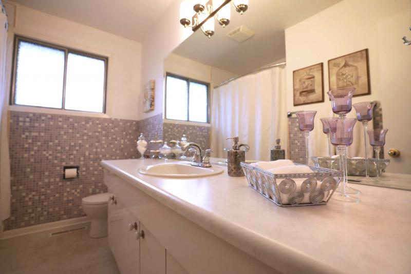 <p>RUTH BONNEVILLE / WINNIPEG FREE PRESS</p><p>A four-piece bathroom separates the master suite from the kids&rsquo; bedrooms for more privacy.</p></p>