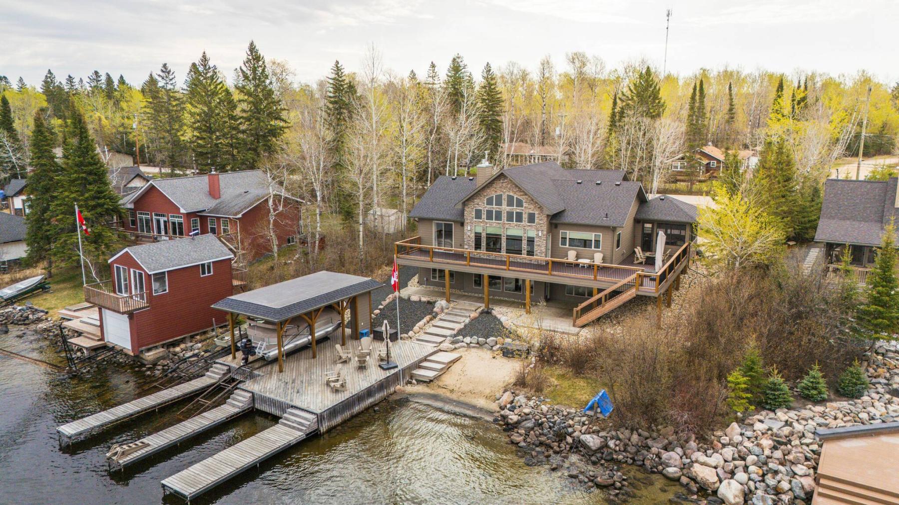  <p>SUPPLIED</p>
                                <p>Essentially two cottages in one, this Maric-built masterpiece in Falcon Lake comes with six bedrooms, four-and-a-half baths, fabulous finishes and enchanting lake views.</p> 