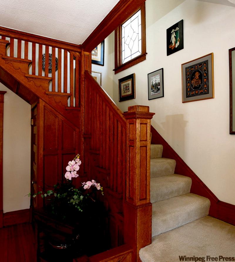 93 Harvard main hall and stairs