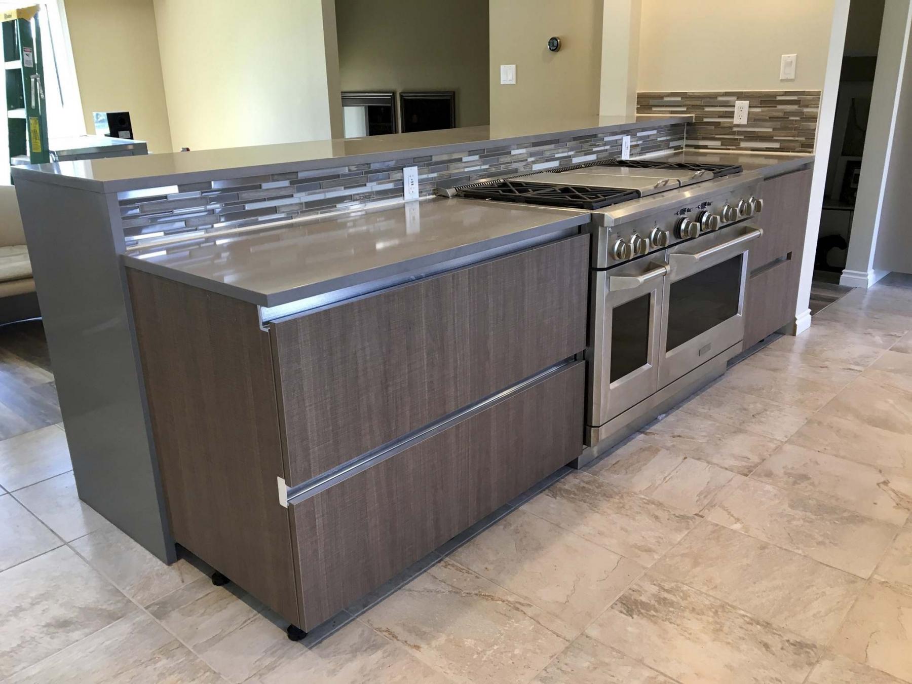 <p>Marc LaBossiere / Winnipeg Free Press</p><p>The peninsula island consists of lower cabinetry on either sides of the oven, with an elevated eating area. </p>
