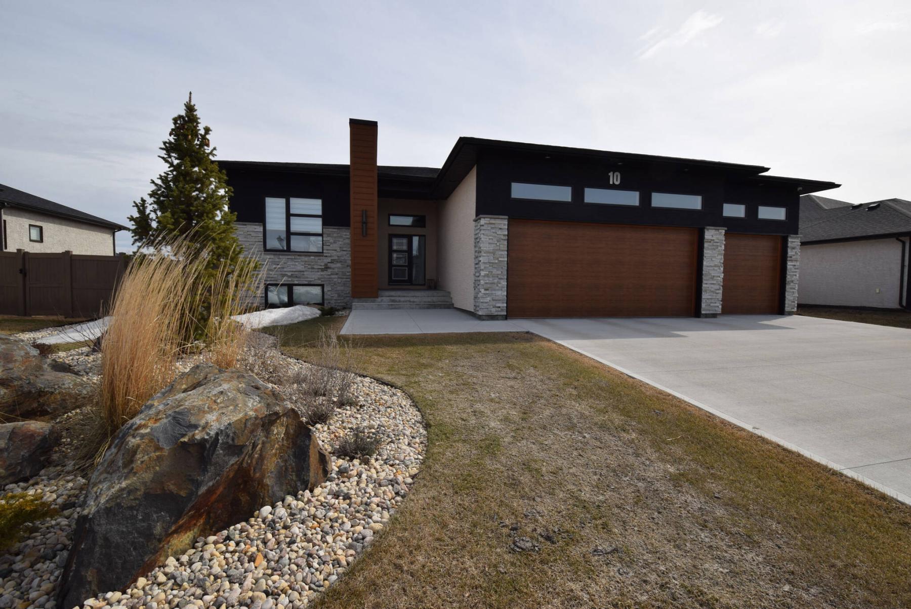  <p>TODD LEWYS / FREE PRESS</p>
                                <p>The distinctive exterior is a prelude to the bungalow&rsquo;s elegant yet efficient design.</p> 